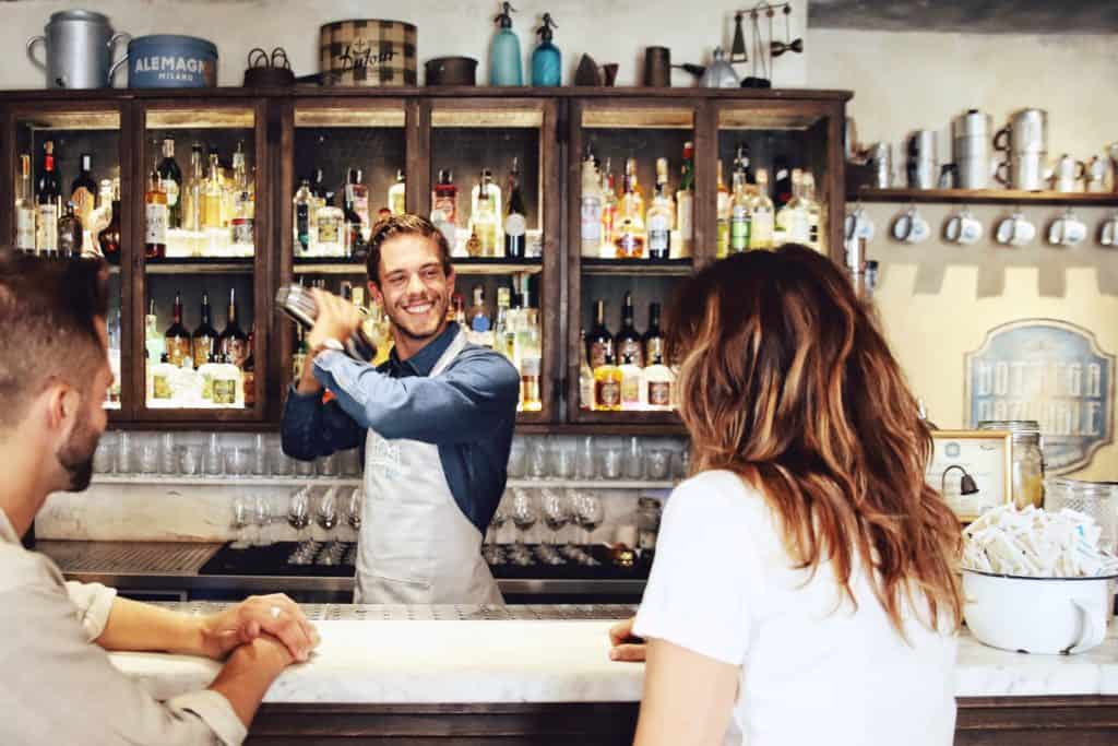 Bartender che serve i clienti al banco - Step 2
