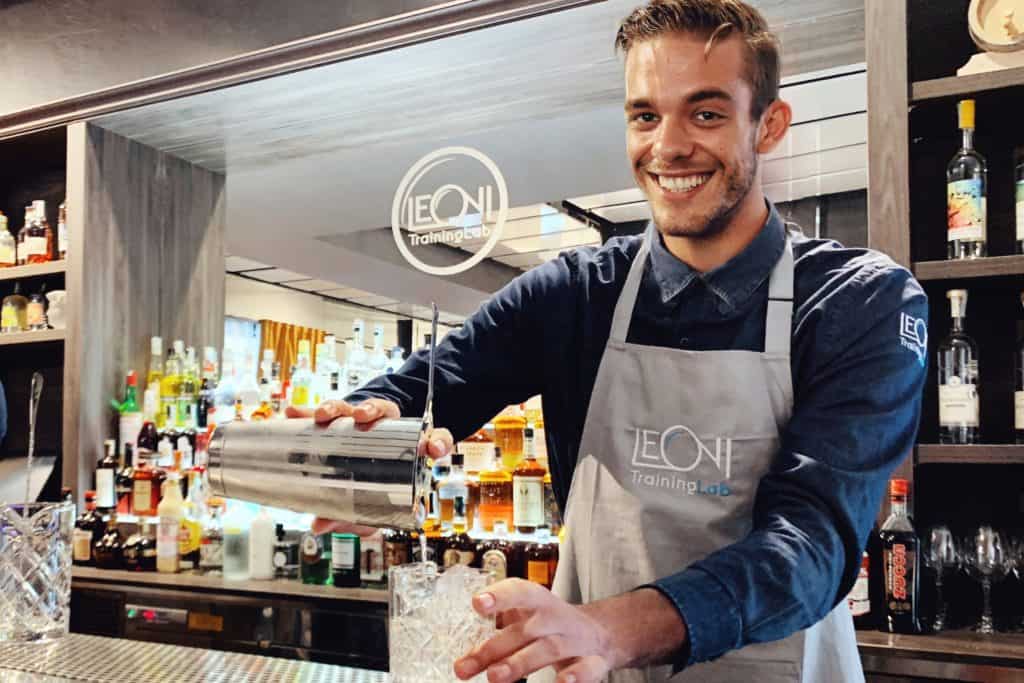 Bartender che compone un cocktail