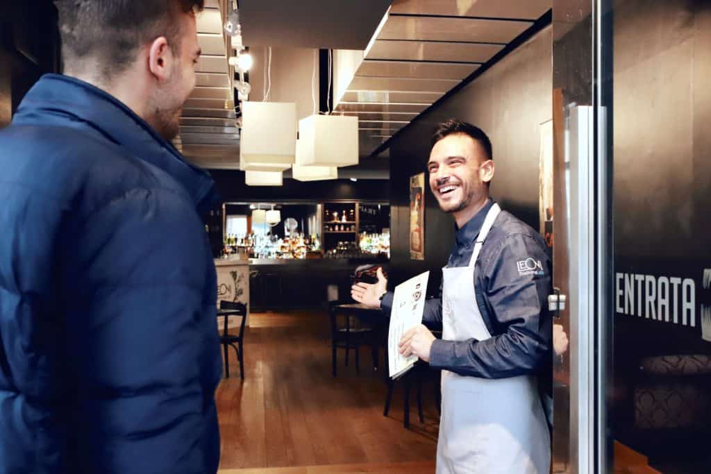 Studente che accoglie un cliente durante il percorso di formazione one-to-one