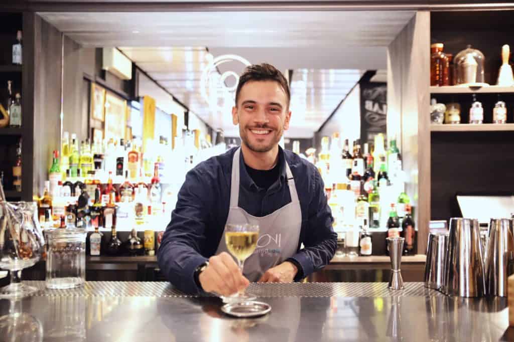 Studente che porge un cocktail finito